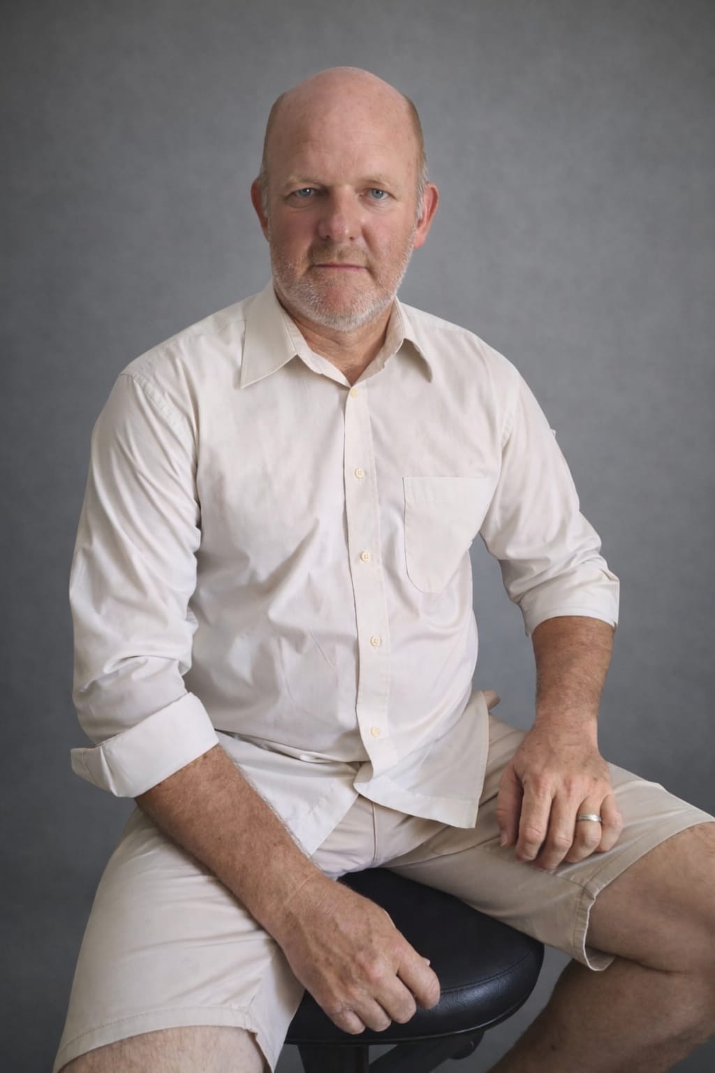 Luiz Carlos Budke, terapeuta, em consultório acolhedor